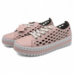 Pudrowe ażurowane sneakersy