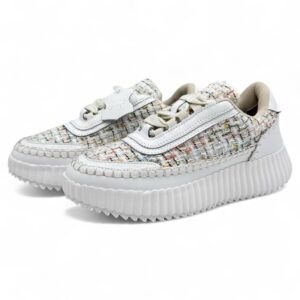 Białe sneakersy z kolorową nitką