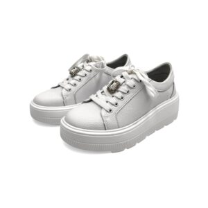 Białe sneakersy z ozdobną broszką