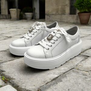 Białe sneakersy z ozdobną broszką