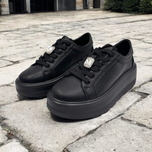 Czarne sneakersy z ozdobną broszką