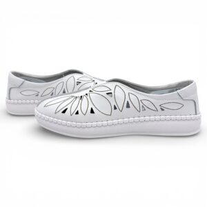 Białe, ażurowe połbuty – slip-on