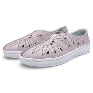 Pudrowe, ażurowe połbuty – slip-on
