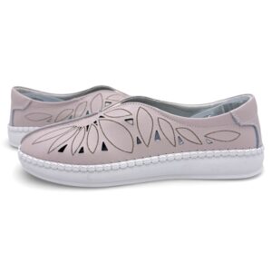 Pudrowe, ażurowe połbuty – slip-on